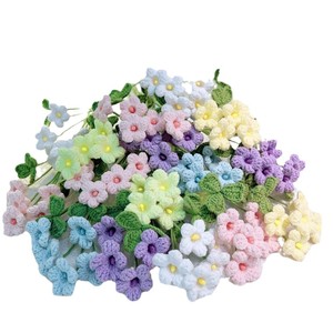 Bouquet di Margherite Ecologico Fatto a Mano all'Uncinetto, Set Finito con Cinque Fiori e Due Foglie, Fiore Eterno - Product Image 1