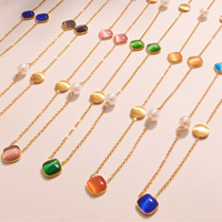 Collier carré en acier inoxydable plaqué or 18 carats avec perles géométriques colorées en coquille de pierre œil de chat