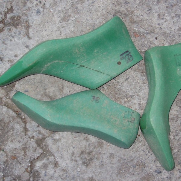 Б/у HDPE (пластиковая) обувь в больших сумках (для изготовления обуви)