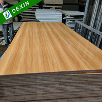 Panneau de contreplaqué mélaminé blanc mat ou brillant de 18 mm en pin/falcata/paulownia pour armoires de cuisine