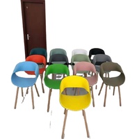 Chaise longue élégante en forme d'œuf, chaise longue noire, salle à manger extérieure, table et chaise en plastique pour restaurant