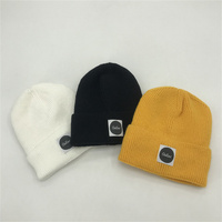 Chapeaux d'hiver en tricot côtelé épais personnalisés tuques chaudes doublées de satin avec doublure en polaire Patch de personnage de camouflage avec étiquette personnalisée