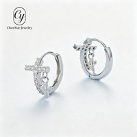 Boucles d'oreilles créoles croisées entièrement en zircon, nouveau style pour hommes, design unique et personnalisé, polyvalentes, bijoux d'oreille, vente en gros