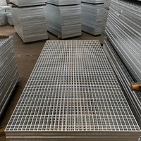 Grille en acier galvanisé à chaud moderne et durable avec barres de support dentelées pour marches d'escalier extérieures et systèmes de drainage