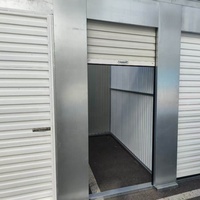 Fabrication sur mesure de systèmes de couloir, portes de stockage autoportantes, portes à enroulement, volets roulants pour unités et hangars