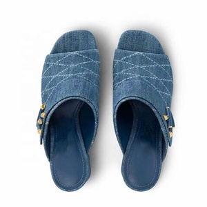 Sandalias de tacón alto y grueso con diseño de marca, punta abierta, de tela vaquera cosida, para mujer, estilo oficina, tipo mule para usar con jeans. - Product Image 5