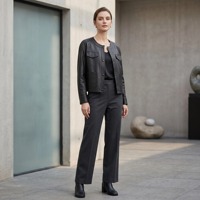 Veste en peau de mouton pour femme, noire, col rond, boutons en cuir, quatre poches plaquées, coupe décontractée, courte, style workwear, manteau en cuir