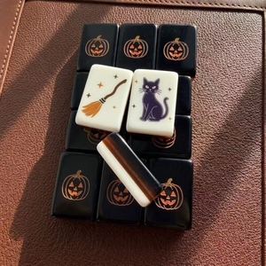 Set di 160 Tessere Mahjong Americane a Tema Jack-O-Lantern di Halloween, con Tappetino, Tessere in Acrilico Incise - Product Image 1