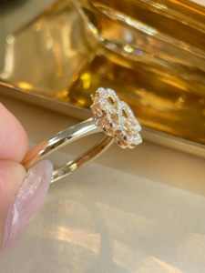 Anillo Xinfly de Oro de 18K con Diamante Natural de 0.15ct y Motivo de Corazón y Trébol de Cuatro Hojas - Product Image 3