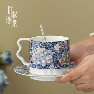 Taza de café de cerámica azul y blanca con platillo y asa para té de la tarde o uso en la oficina - Product Image 3