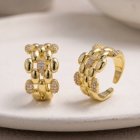 Bague ouverte tendance en laiton plaqué or 18 carats avec micro-incrustation de zircon, ajustable, torsadée, de forme carrée irrégulière, pour anniversaire