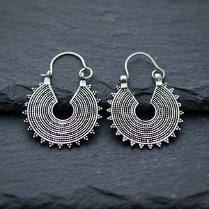 Petites boucles d'oreilles créoles plaquées argent, style bohème indien, pour femme, bijoux ethniques ajourés, tendance, pour festival - Product Image 1