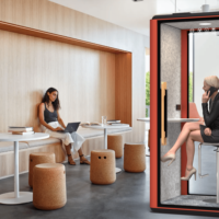 Cabine téléphonique de bureau modulaire moderne, cadre en aluminium, éclairage LED, montage facile, design amovible pour les bâtiments de bureaux, réduction du bruit