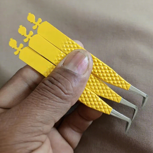 Pestañas de Acero Inoxidable Puntiagudas con Recubrimiento en Polvo Amarillo de Alta Calidad, Antimagnéticas, Diseño de 90 Grados con Volumen en la Parte Posterior - Product Image 1