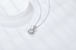 Collar con Colgante de Moissanita Corte Cojín, Chapado en Oro Blanco y Rodio, Joyería Unisex - Product Image 4