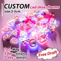 Breloques de Chaussures Personnalisées en Gros avec LED, en PVC, Bricolage, Accessoires Lumineux pour Sabots et Sandales, Fleurs de Dessin Animé, Vache Arc-en-Ciel