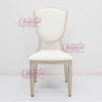 Chaises de banquet royales en cuir blanc pour événements, empilables, en aluminium chromé, confortables, pour hôtels et mariages – Vente en gros
