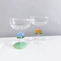 Gobelet artisanal en verre borosilicate - Accent floral jaune, tige rose, gobelet transparent pour un usage quotidien et la décoration de la maison