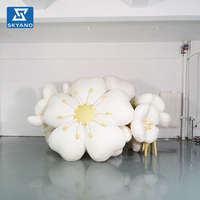 Modèle de fleur de locuste noire gonflable géante blanche personnalisée pour la publicité scénique en plein air dans les parcs, décoration florale gonflable