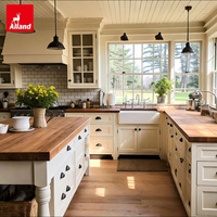 Armoire de cuisine sur mesure en chêne massif blanc, artisanale, style ferme moderne, à fermeture douce, bicolore, étanche, du groupe Alland
