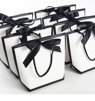 Sac en papier de luxe personnalisé imprimé avec poignée et emballage recyclable pour la vente au détail de vêtements chaussures cadeaux en fourrure carton avec logo de marque