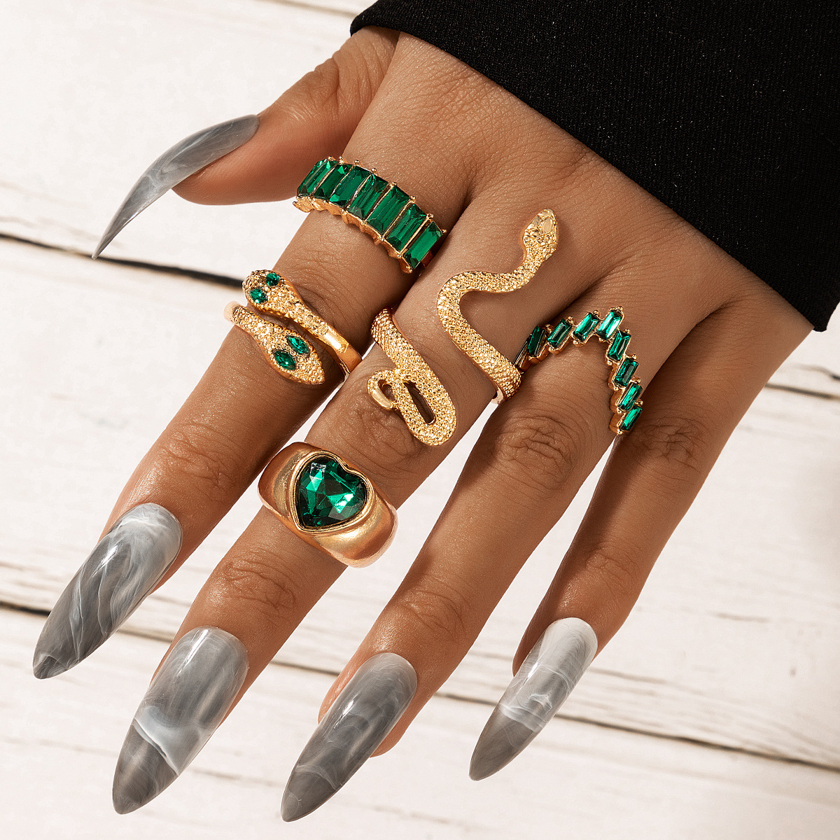 Lindo Pequeño Anillo De Champiñones De Serpiente Verde De Lindo Pequeño Anillo De Champiñones De Serpiente Verde De