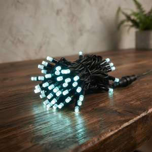 Guirnalda de Luces LED para Interiores y Exteriores, Luces de Navidad Impermeables IP67, Luces de Hadas Blancas Frías, Recargables, con Control Inalámbrico - Product Image 1