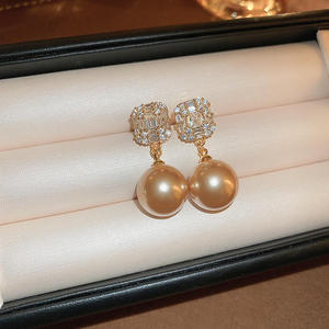 Boucles d'oreilles pendantes carrées tendance avec perles rondes et strass, <span class=keywords><strong>bijoux</strong></span> de mariée <span class=keywords><strong>pour</strong></span> <span class=keywords><strong>femme</strong></span>, idéales <span class=keywords><strong>pour</strong></span> les fêtes et mariages - Product Image 3