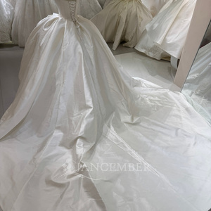 Robe de mariée élégante sans bretelles avec décolleté orné de cristaux, asymétrique, à volants sur les hanches, en satin ivoire, style robe de bal, Jancember - Product Image 6