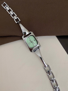 Orologi da Donna con Quadrante Quadrato e Logo Personalizzato all'Ingrosso con Cinturino in Metallo Lucido per Rivenditori di Marchi e Fornitori di Regali OEM - Product Image 1
