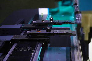 Vendita calda 40 t1300 6 assi piccolo puro elettrico CNC pressa freno Mini completamente elettrico CNC pressa piegatrice per lamiera - Product Image 5