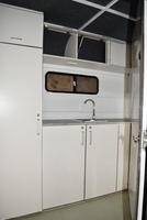 Remorque de douche pour chevaux confortable et spacieuse 3HAL-L900, chargement incliné avec boîte de rangement et porte de caravane