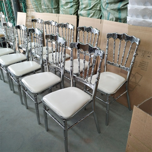 Chaises empilables Tiffany Napoléon en métal pour hôtels, mariages et événements - Product Image 4