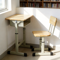 Ensemble chaise et pupitre moderne pour salle de classe avec panier sous le bureau, patère à vêtements, structure métallique, finition imitation bois, pour élèves du primaire et utilisation en parc