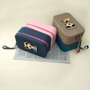 Bolsa de Maquillaje de Silicona Impermeable y Portátil con Asa Suave - Estuche de Viaje Personalizado para Artículos de Aseo y Cosméticos - Product Image 4