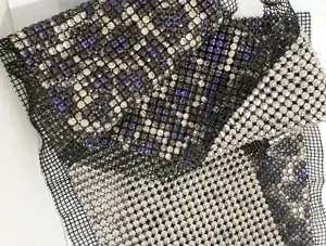 شبكة مربعة من الكريستال الماسي من 24 صفوف SS16 زجاج كريستالي أسود شبكي مثبت على الملابس