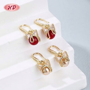 Pendientes de Aro con Lazo de Perlas Rojas Festivas y Circonitas, Chapados en Oro de 18K, de Latón, Joyería Clásica Unisex - Product Image 2
