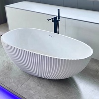Baignoire blanche cannelée à rayures verticales de 1,7 m, baignoire de trempage en surface solide, baignoire de luxe pour villa, hôtel boutique, salle de bain
