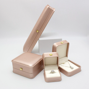 Boîte à bijoux, boîte de rangement pour anneaux, pendentifs et boucles d'oreilles multicolores avec fermoir couronne, pour l'emballage de bijoux de mariage et de fiançailles - Product Image 4