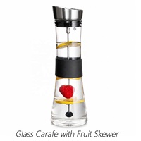 Carafe en verre 30OZ / 1500ML avec couvercle et brochettes à fruits en acier inoxydable, carafe en verre résistant à la chaleur avec couvercle anti-goutte et infuseur