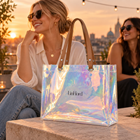 Sac fourre-tout léger en PVC holographique à motif de dessin animé, avec logo personnalisé et longues poignées, idéal pour le shopping quotidien, les trajets en ville et les boutiques de mode.