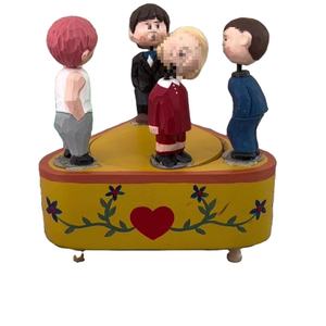 Boîte à musique avec figurines de garçon et fille coquins s'embrassant, sculpture en bois magnétique rotative, entièrement faite à la main, cadeau d'anniversaire - Product Image 1