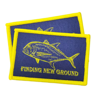 Patch tissé en feutre non tissé thermocollant écologique personnalisé en forme de poisson avec logo brodé pour vêtements et chapeaux