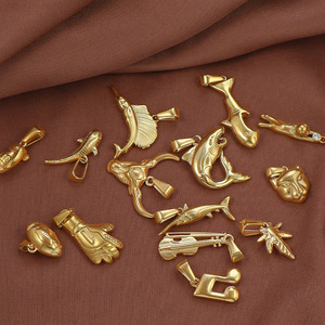 Colgante de Acero Inoxidable con Baño de Oro PVD de 18K, Diseño de Vida Marina: Tiburón, Pez Espada, Mantarraya, Delfín, Violín, Nota Musical, Guante - Product Image 3