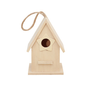 Adorno de casa de pájaros de madera, decoración colgante con forma de mini casa para jardín, exterior, acabado natural de pino - Product Image 4