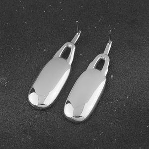 Estos pendientes presentan un marco ovalado de resina con incrustaciones de circonitas cúbicas que combinan un diseño moderno con un brillo clásico. - Product Image 4