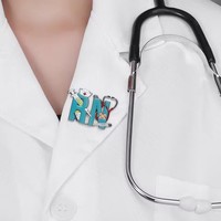 Broche Infirmière : Aiguille, Thermomètre, Stéthoscope – Accessoire Décoratif pour la Journée des Infirmières et les Cérémonies de Remise des Diplômes