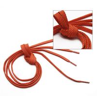En stock : Lacets plats réfléchissants colorés en polyester de 110 cm et 8 mm, emballage en tube plastique