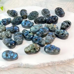 Crânes en cristal de labradorite bleue naturelle pour la fabrication de bijoux, vente en gros - Product Image 1