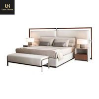 Lit italien sur mesure Leon Furniture, taille king, luxe, capitonné, design moderne